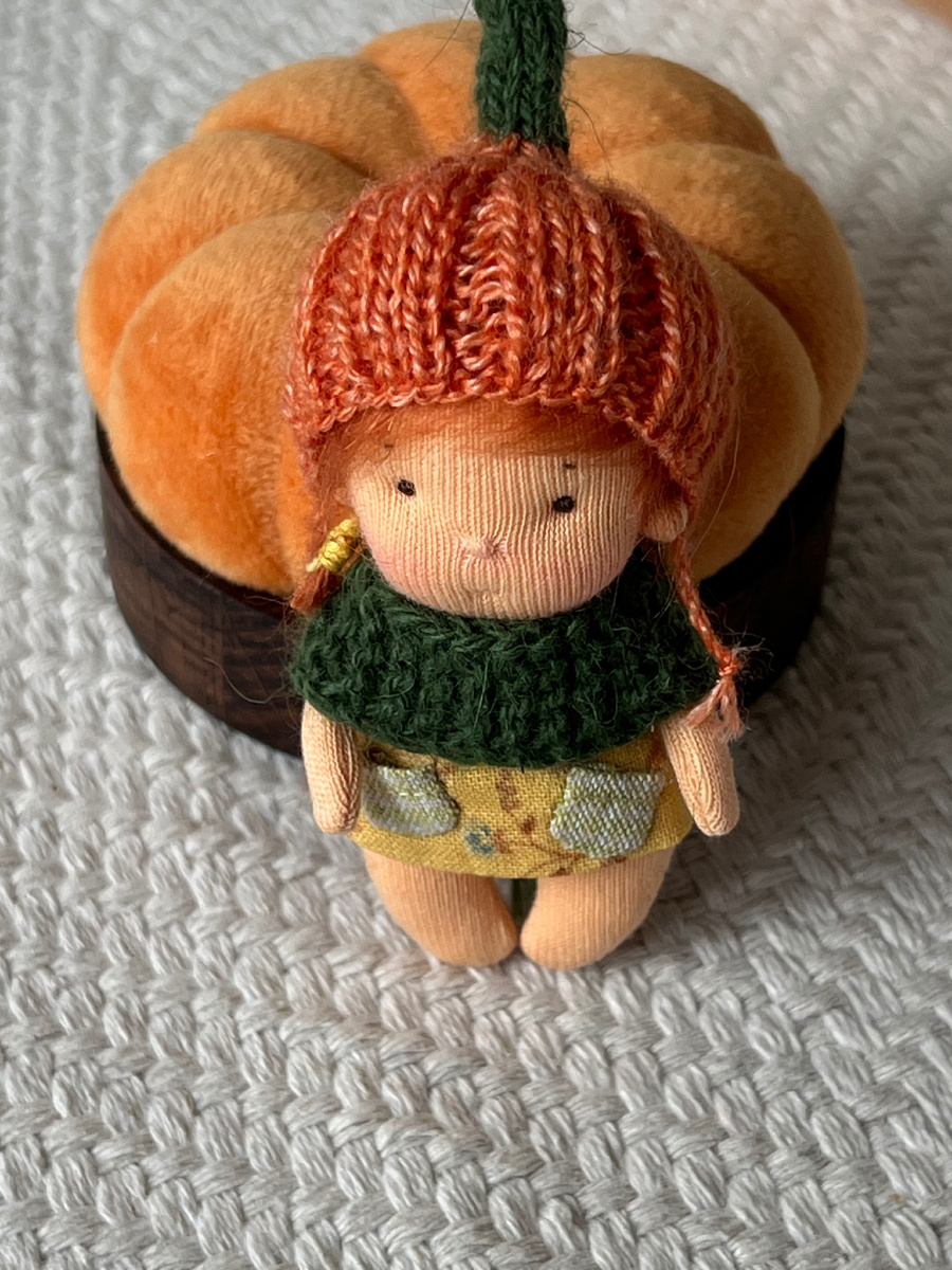 Игровая текстильная куколка ростом 8 см