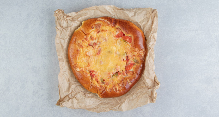    Часто покупаю кефир для этого рецепта: никаких яиц, все смешал и закинула в духовку - самый вкусный и простой пирог