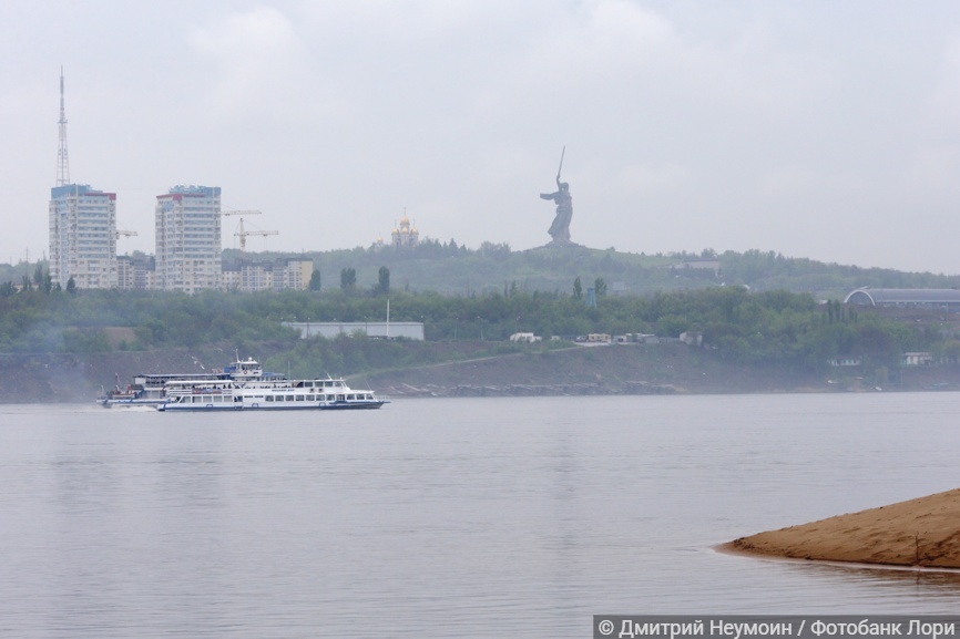Вид на Мамаев курган с противоположного берега