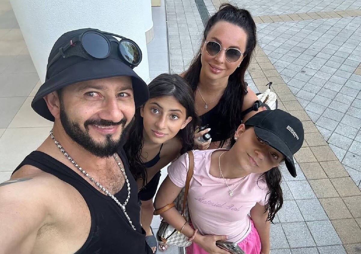 Михаил Галустян и Виктория Штефанец (Галустян) с дочками