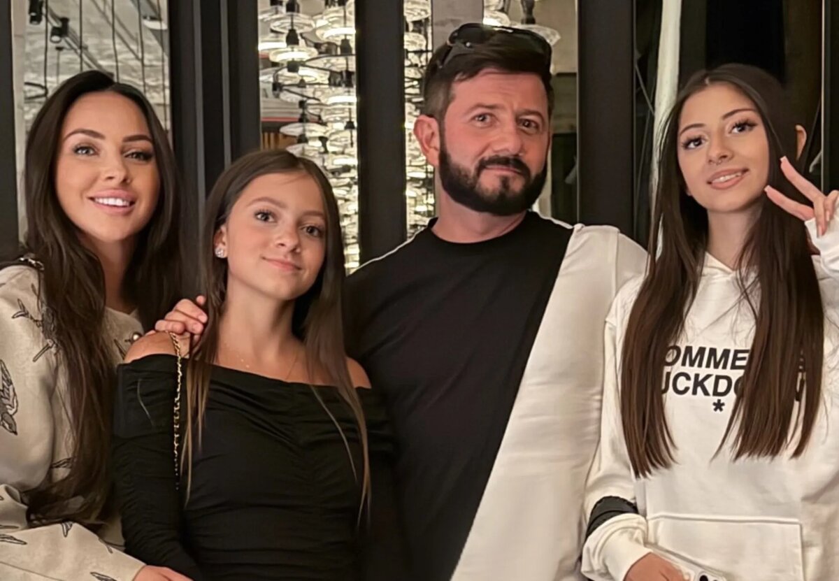 С бывшей женой и дочерьми