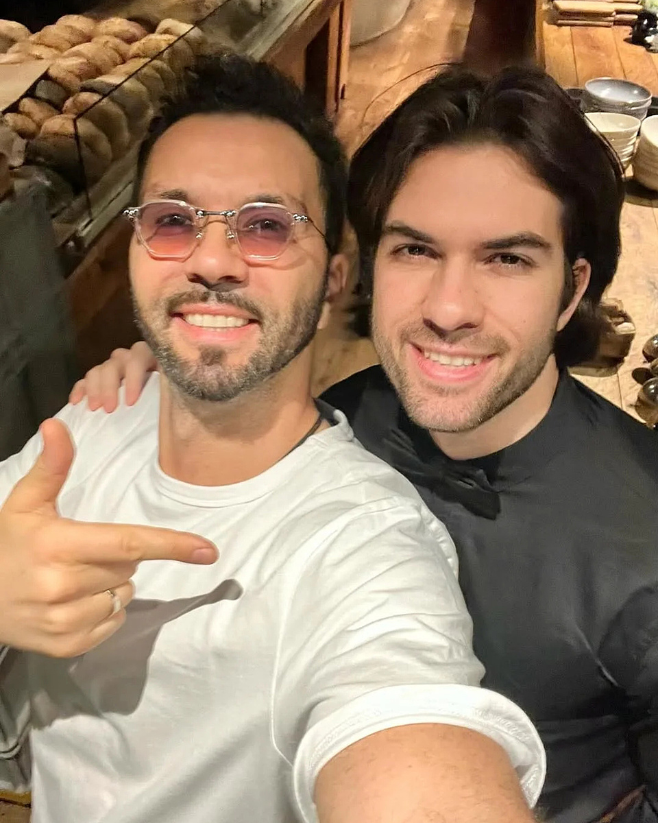 Буквально на днях 50-летний Денис Клявер в соцсетях поздравил 24-летнего сына с днем рождения