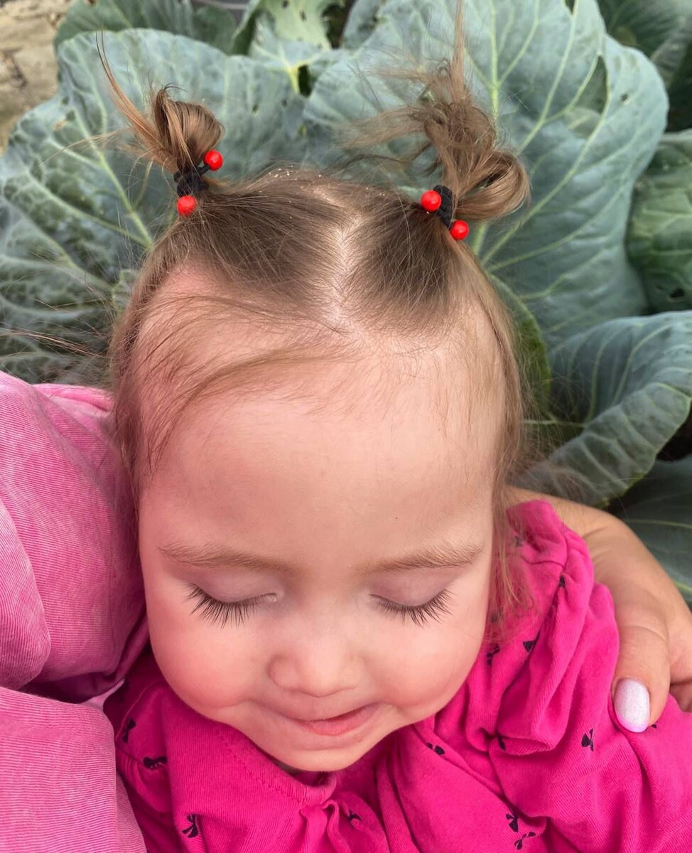 Анна говорит: «Мы нашли ее в особенной капусте». Изображение из личного архива героев публикации.