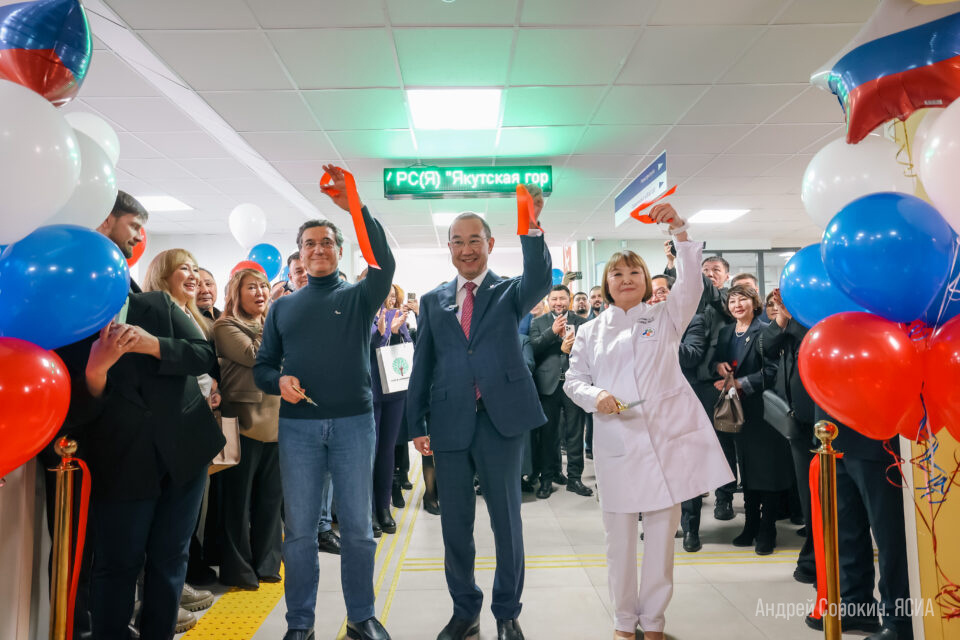 Глава Якутии Айсен Николаев, председатель Совета директоров Группы «ВИС» Сергей Ромашов и главный врач поликлиники Саргылана Васильева торжественно открыли поликлинику