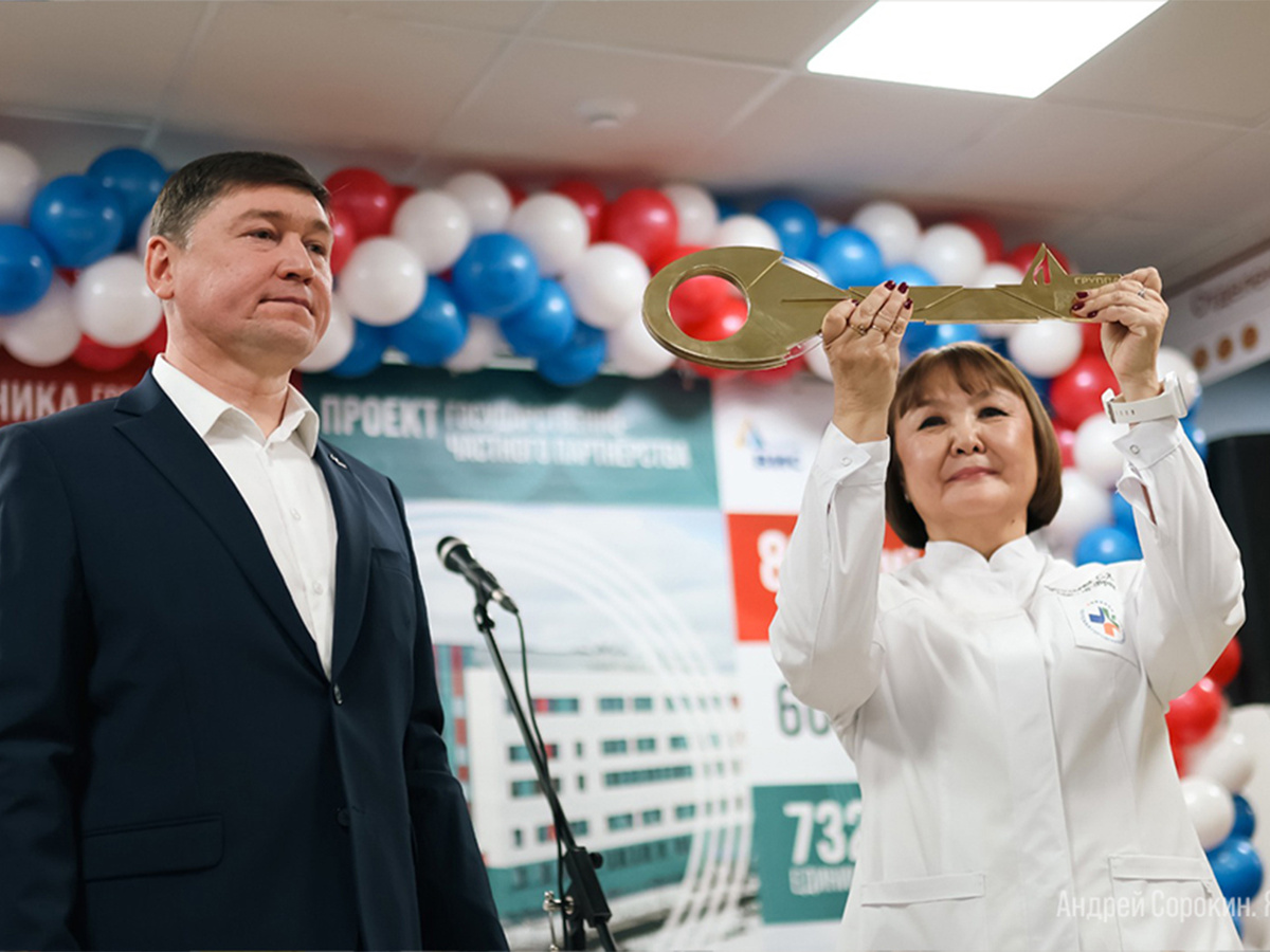 Генеральный директор компании – частного партнёра Андрей Суслов вручил символический ключ главному врачу Саргылане Васильевой