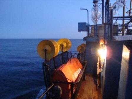 Иногда трудно отличить браконьеров от добросовестных рыбаков. Японская шхуна, принадлежащая российскому предпринимателю, выходит в ночь на добычу кальмара / Фото: Vostok.Today