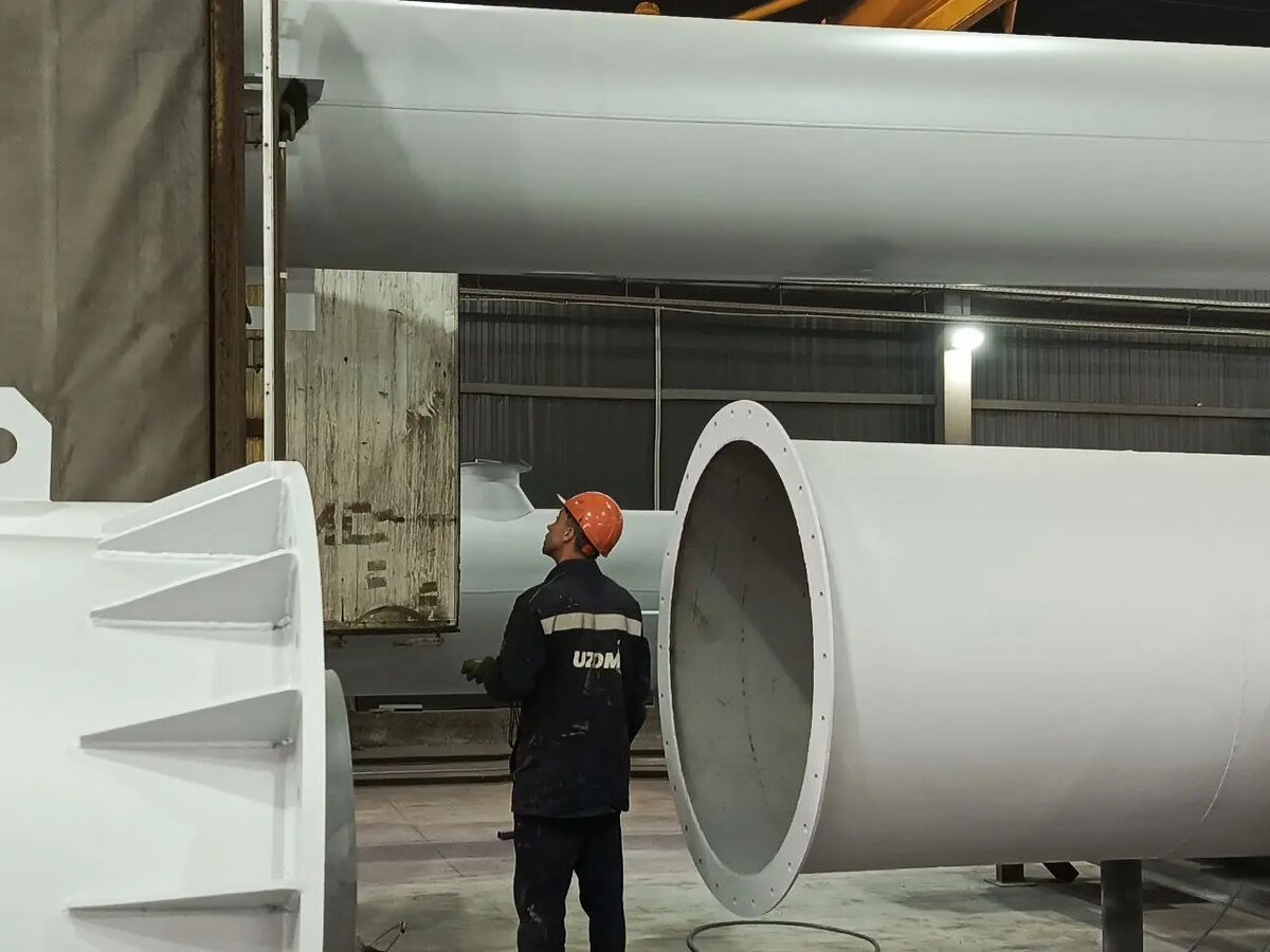 Открузка утепленных самонесущих дымовых труб из стали, цех металлоконструкций Уральского завода дымоходов "Модуль" 