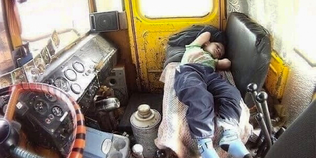 Спать в кабине дедовского грузовика или трактора - счастье из детства. А чай из термоса был самым вкусным