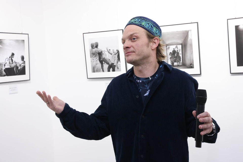    Актер Евгений Ткачук побывал на открытии выставки, посвященной фильму «Волчок» Александр ВОЛОЖАНИН