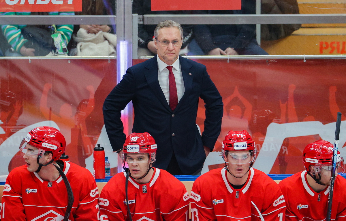    Алексей Ковалев и хоккеисты "Спартака"  Валерия Калугина/ТАСС