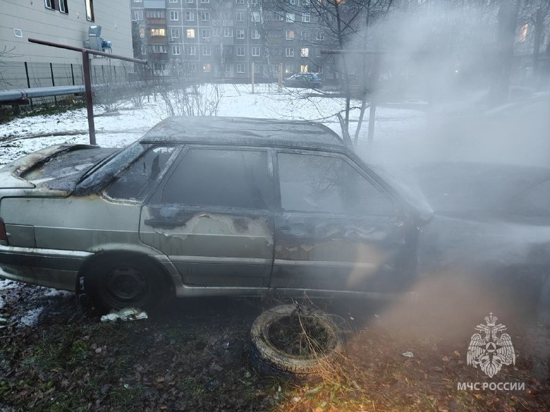    От огня пострадал автомобиль ВАЗ и еще одна рядом стоящая машина