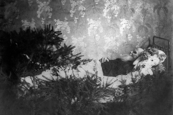 Лев Николаевич Толстой после кончины в квартире начальника железнодорожной станции Астапово, Рязанская губерния, 1910 год / Репродукция ТАСС 