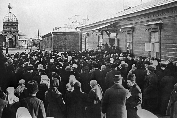    Участники церемонии прощания с русским писателем Львом Николаевичем Толстым на узловой железнодорожной станции Астапово, где он скончался, Рязанская губерния, 1910 год / Репродукция ТАСС