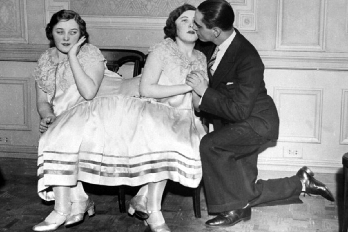 На фото: Мэри и Маргарет Гибб и их кавалер Карлос Джозеф, 1930-е гг. ©Wikimedia Commons