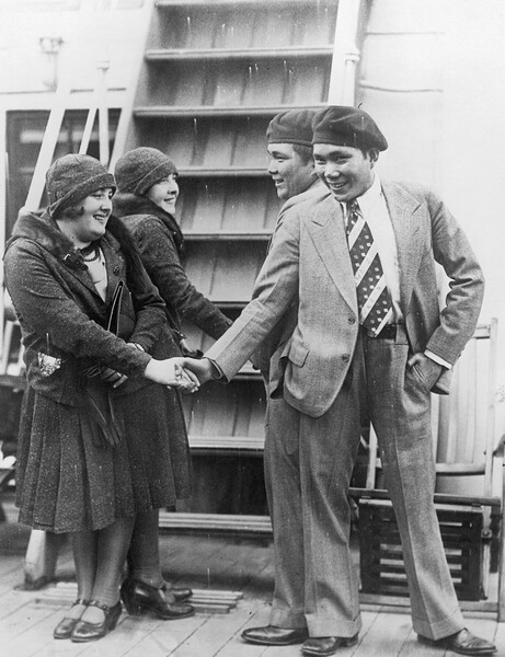 На фото: Пары сиамских близнецов Маргарет и Мэри Гибб и Лусио и Симплисио Годино готовятся к участию в постановке водевиля, 1930-е гг. ©George Rinhart/Corbis/Getty Images