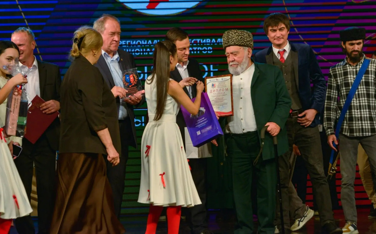Коллективу Ногайского драматического театра на фестивале вручается заслуженная награда