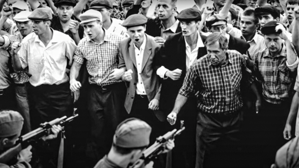 Когда толпе и море по колено! Фото из открытых источников.