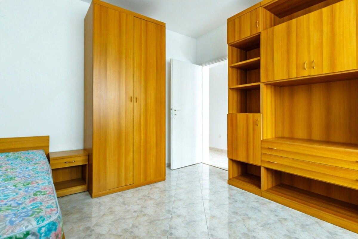 Типовая мебель часто выглядит как инородное тело: зазоры собирают пыль, а полезное пространство пропадает зря.