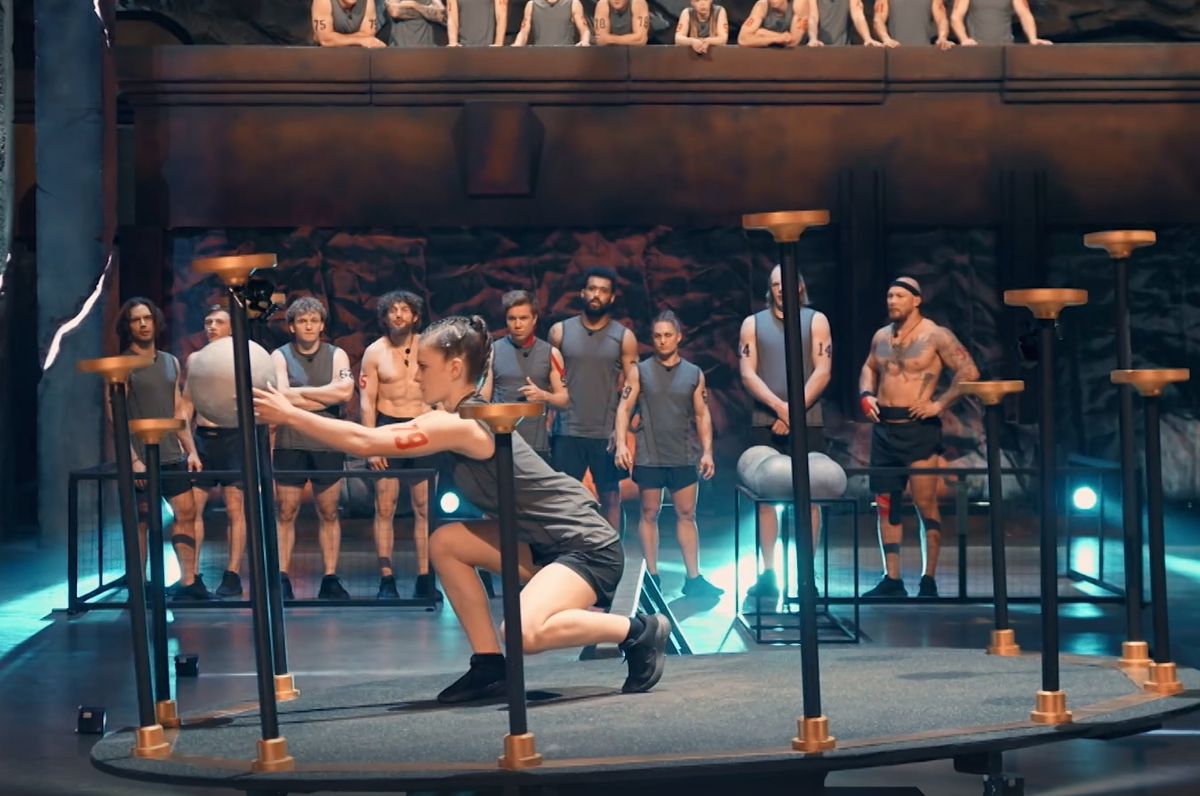  Нужно поставить 10 шаров на неустойчивую платформу раньше своих соперников