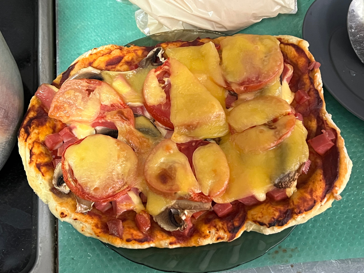 Овальная пицца, единственная в своем роде))) На противене не было места для еще двух круглых пицц, а печь еще одну пиццу, после первой четверки, мне было лень… Решение не очень красивое, но на вкус не повлияло)))