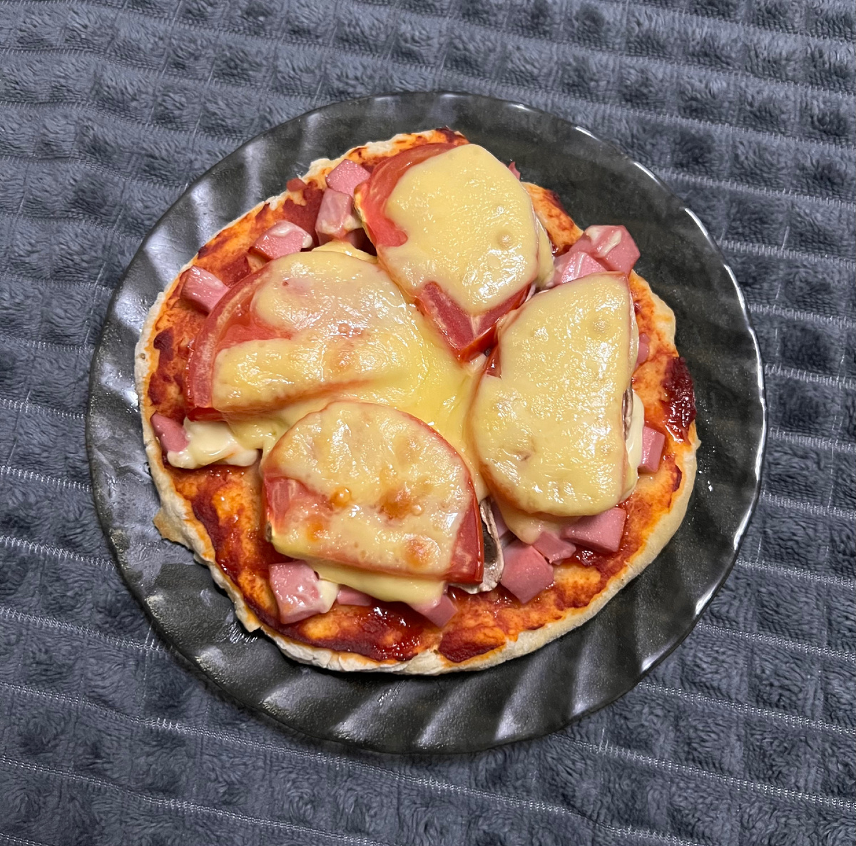 Очень вкусная и ароматная пицца получилась)))