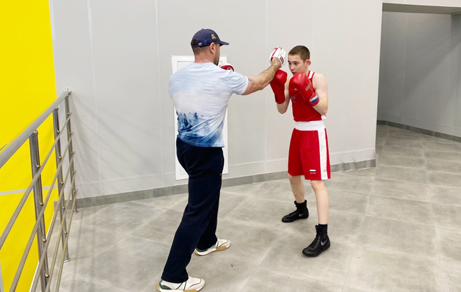 
Подготовка к выходу на ринг. Спортсмены боксируют с тренерами, отрабатывая приемы, и «с тенью» нарабатывая скорость боя