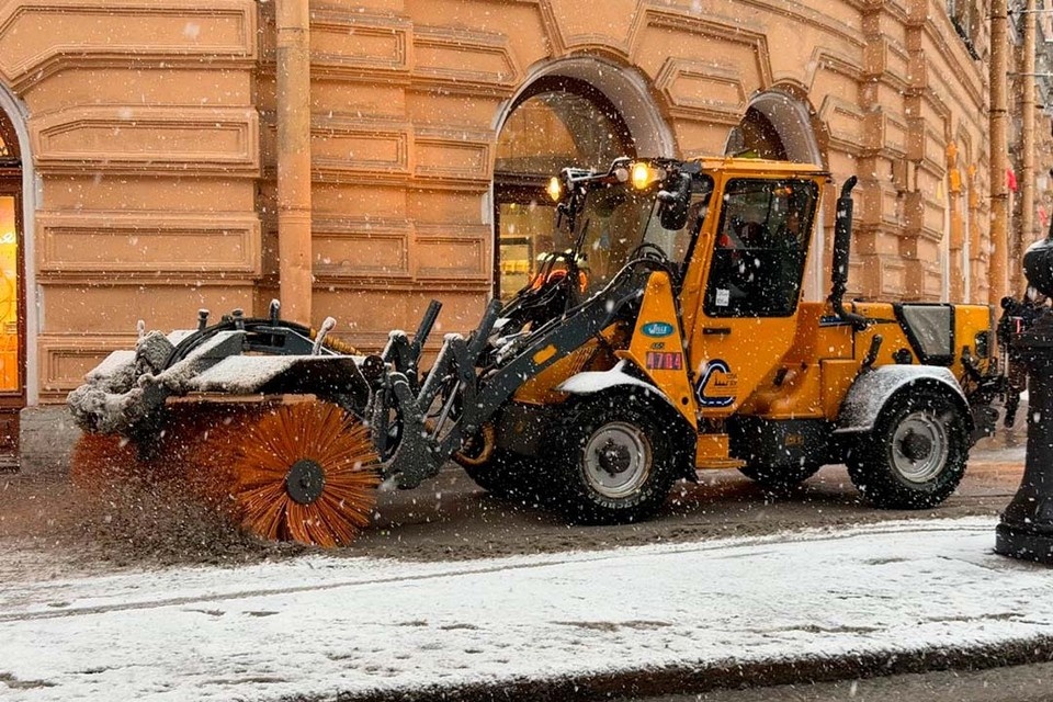    Сегодня на магистрали вышли более 1000 дворников и 800 машин. Фото: Комблаг