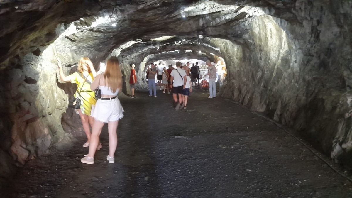    Туристы в горном парке "Рускеала". Фото: "Республика"/Максим Смирнов