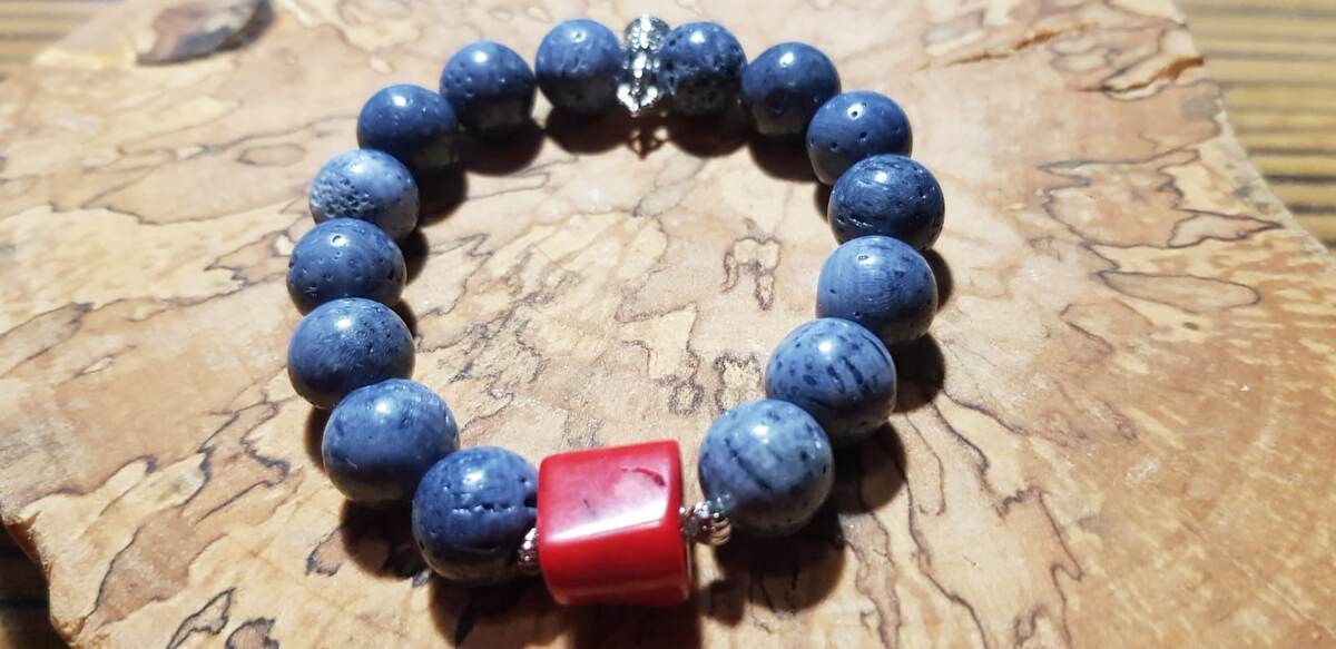 Браслет с синим и красным кораллом, студия АртЛАМБ, Москва. В наличии.