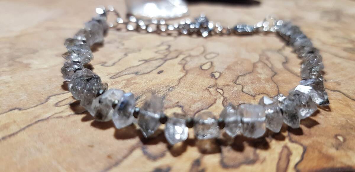 Браслет из острых граненых бусин -кристалов  херкемерийского алмаза( кварца). Работа АртЛМБ, в наличии.