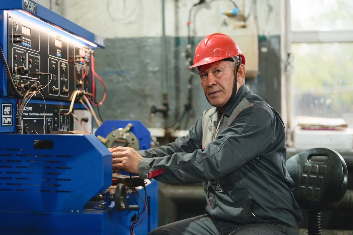 Трудовой путь Владимира Чуваева насчитывает полвека. За это время он накопил целый арсенал технических находок и наработок, которые помогают ремонтировать технику. Фото Владимира Авдеева / «Медиацентр»