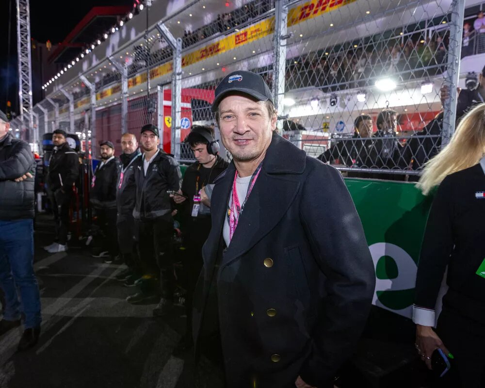 Джереми Реннер📷
