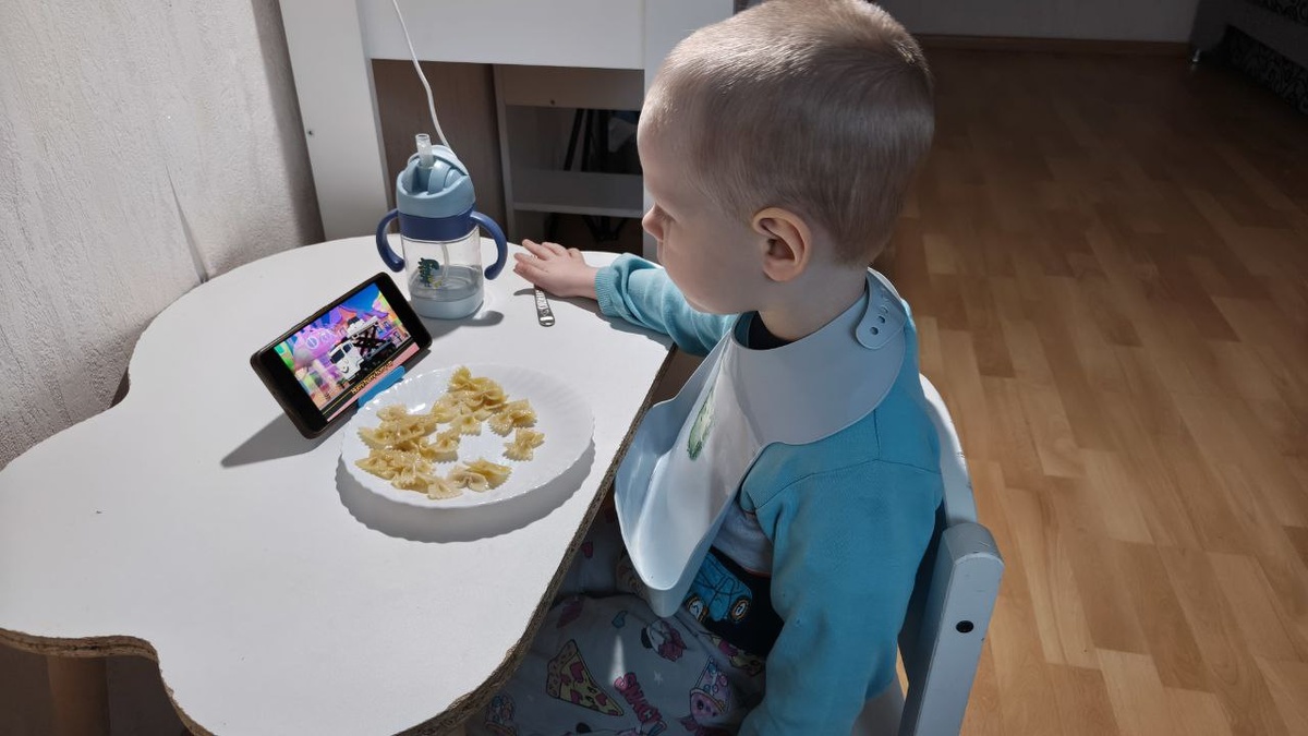 Женька обедает