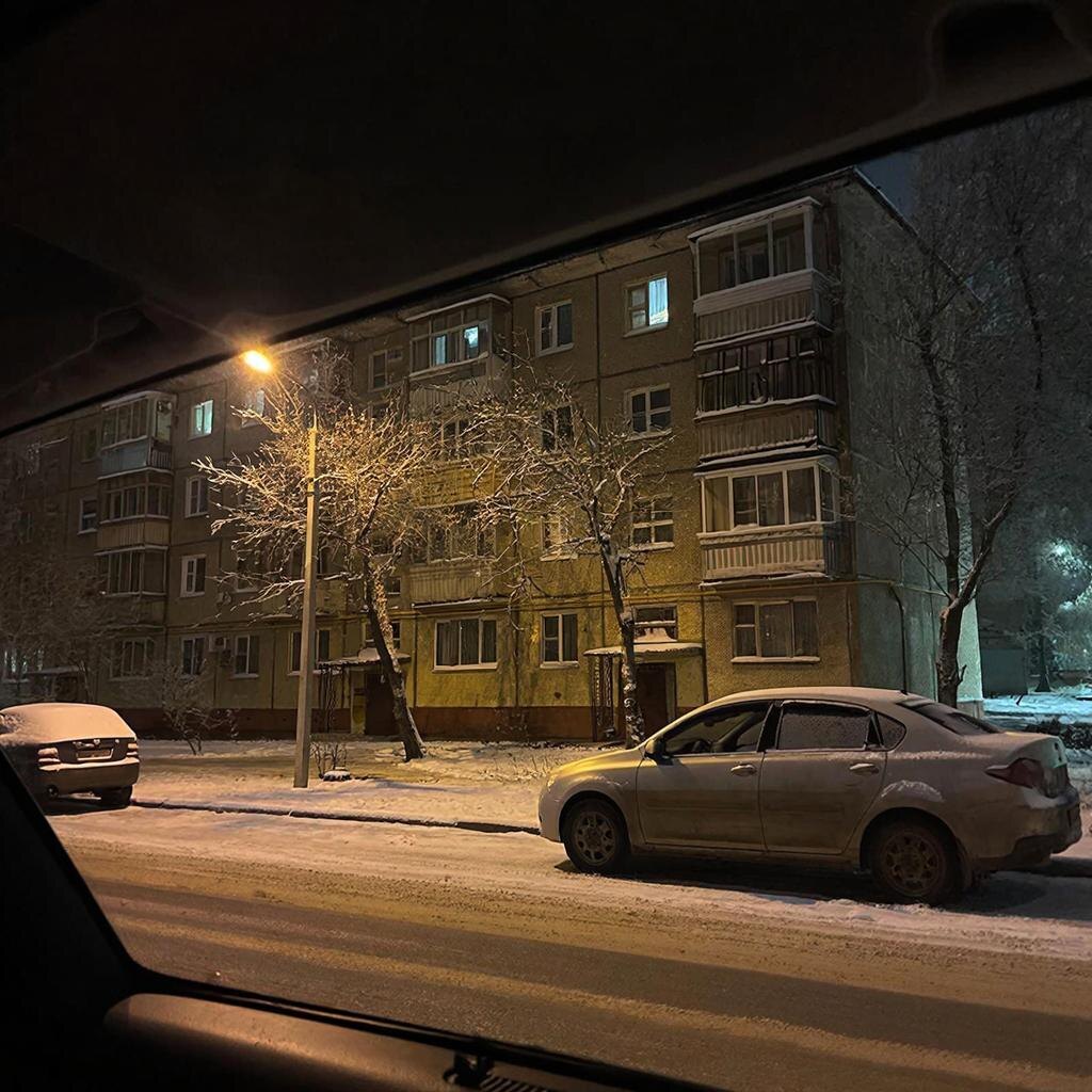 Вечерний двор. Надо завязывать с бесплатными нейросетями... 