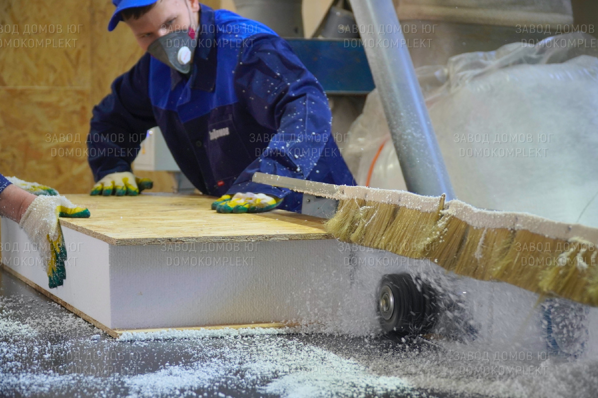 Заранее производится выборка паза под дальнейшую установку бруса на строительной площадке