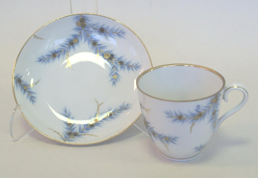 Чайная пара из сервиза «Декоративный можжевельник», созданного в 1954 году на Ленинградском фарфоровом заводе имени М.В. Ломоносова. (©) Государственный Эрмитаж