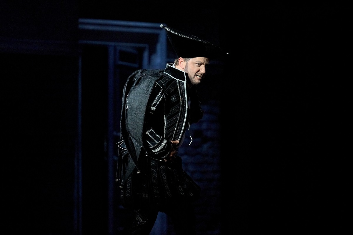    Риголетто в этой опере лишь притворяется горбуном