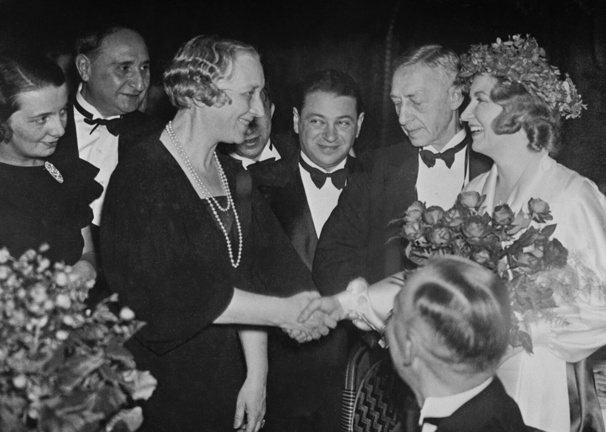 Иван Бунин во время церемонии вручения Нобелевской премии. 1933 год. Слева направо: Галина Кузнецова, Илья Троцкий, Вера Бунина, Андрей Седых, Иван Бунин, «Лючия». Фотография: ТАСС