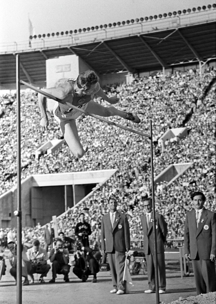    13 июля 1957 года во время традиционного легкоатлетического матча Ленинград — Хельсинки на стадионе «Динамо» ленинградец Юрий Степанов установил новый мировой рекорд по прыжкам в высоту — 2 метра 16 сантиметров. Фото: РИА Новости/ Леонид Доренский