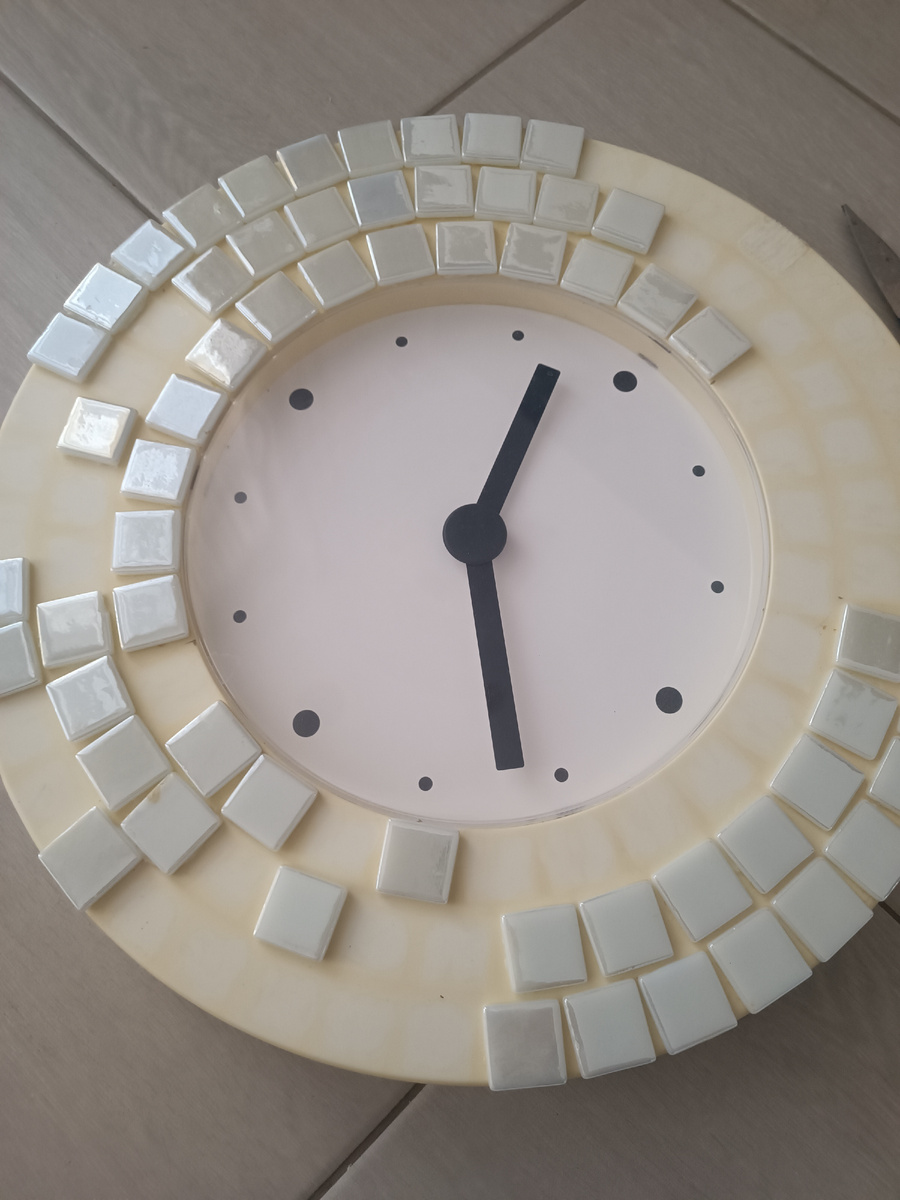 Уже не красота. Плитку назад приклеивать не хочется. Она нам в этом доме ни к чему не подходит 🙄