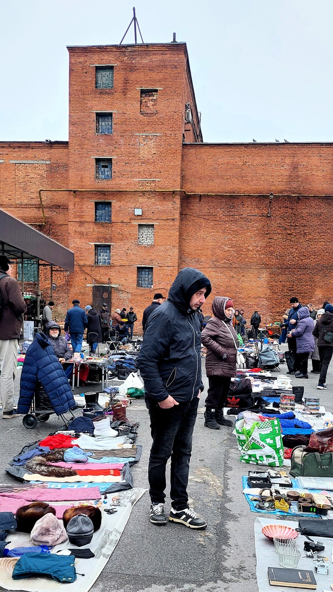 Он выискивает себе какие-то диски и проводки,