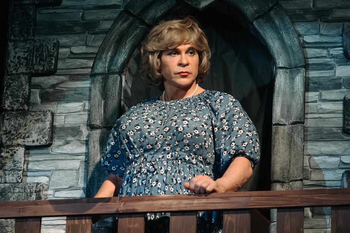    Павел Деревянко на съемках сериала «Как Деревянко Чехова играл»