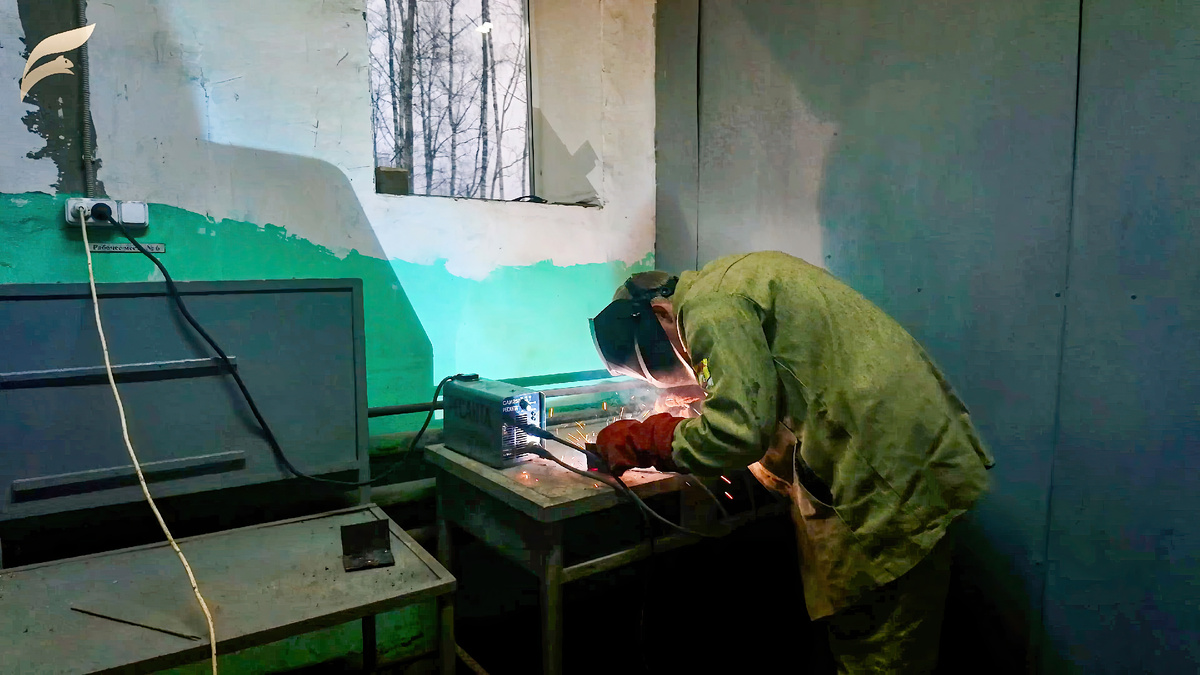 📸 Фото: мастерская — студенты работают с разным оборудованием