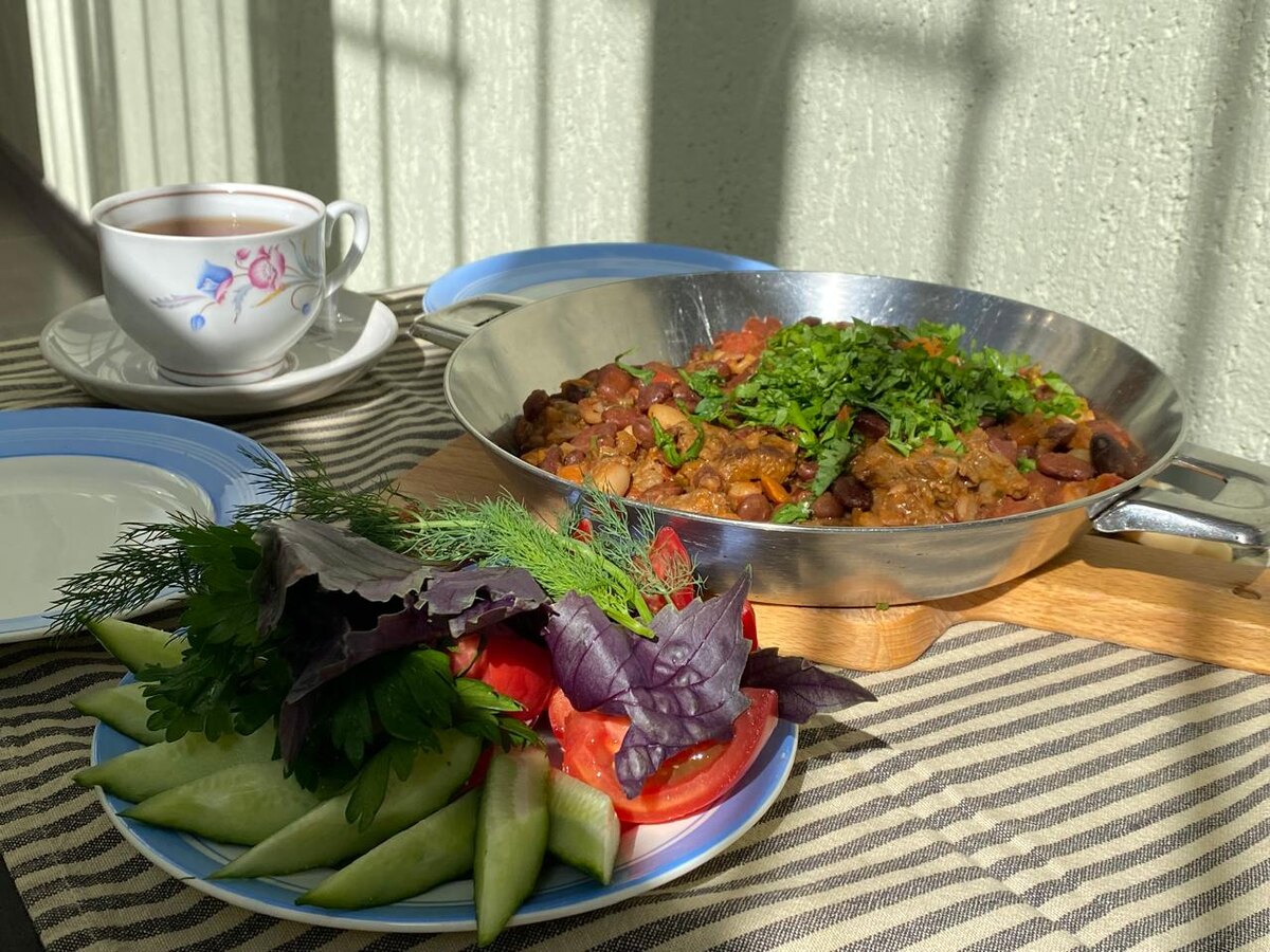 Я пользуюсь этой сковородой, готовлю в ней. Но,она и красиво смотриться на столе.