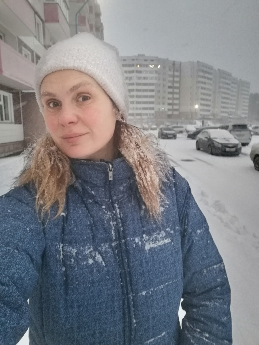 Меня зовую Юлия. Автор канала "Я между строк". На фото я черезчур воодушевлена и вид с на летом сумасшедшинки) Зато искренне) Присоединяйтесь к каналу. Здесь мы обсуждаем книги и саму жизнь) Не идеальную) 