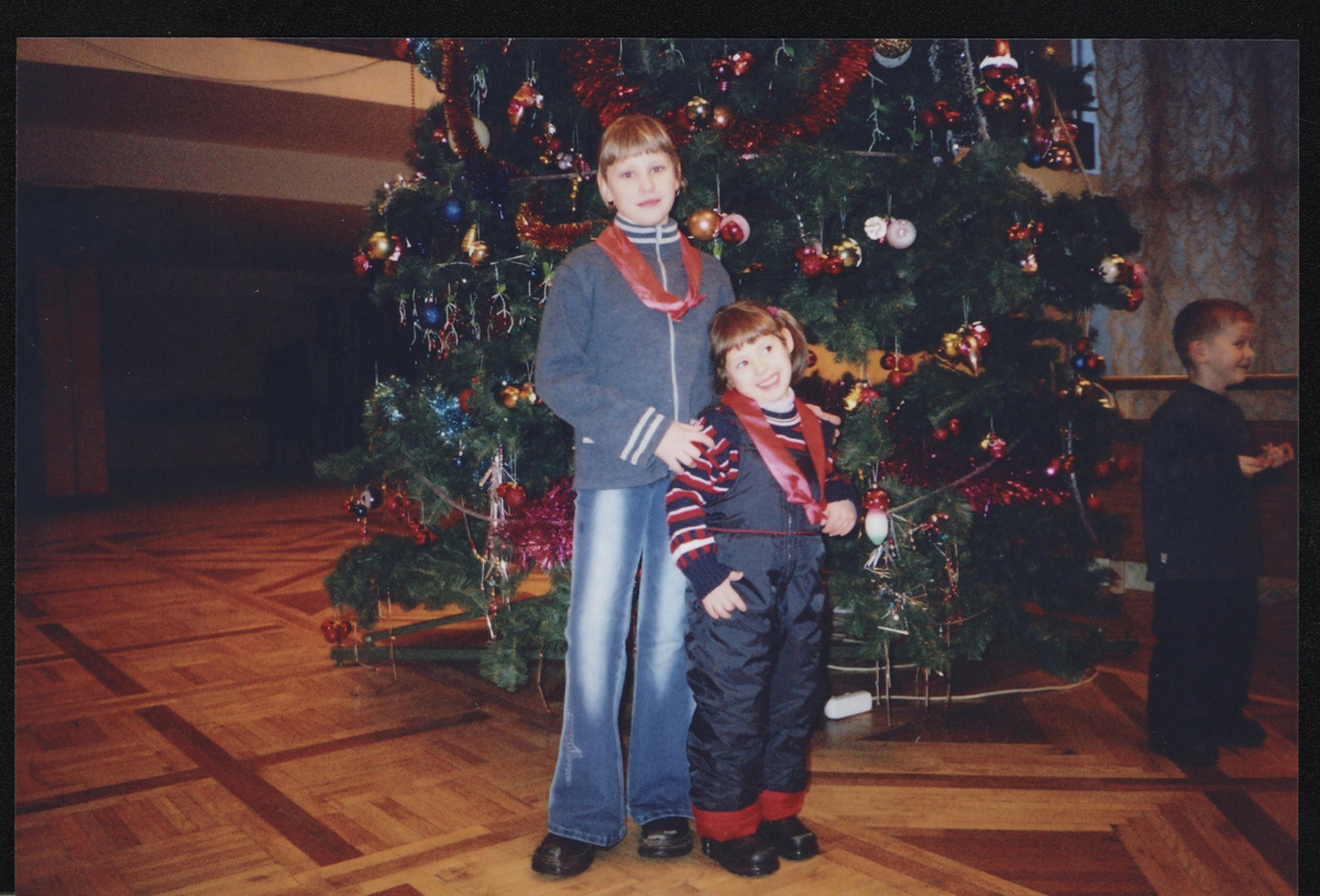 Я и сестра на "Елке" в местном ДК, 2005 год. Фото из семейного архива.