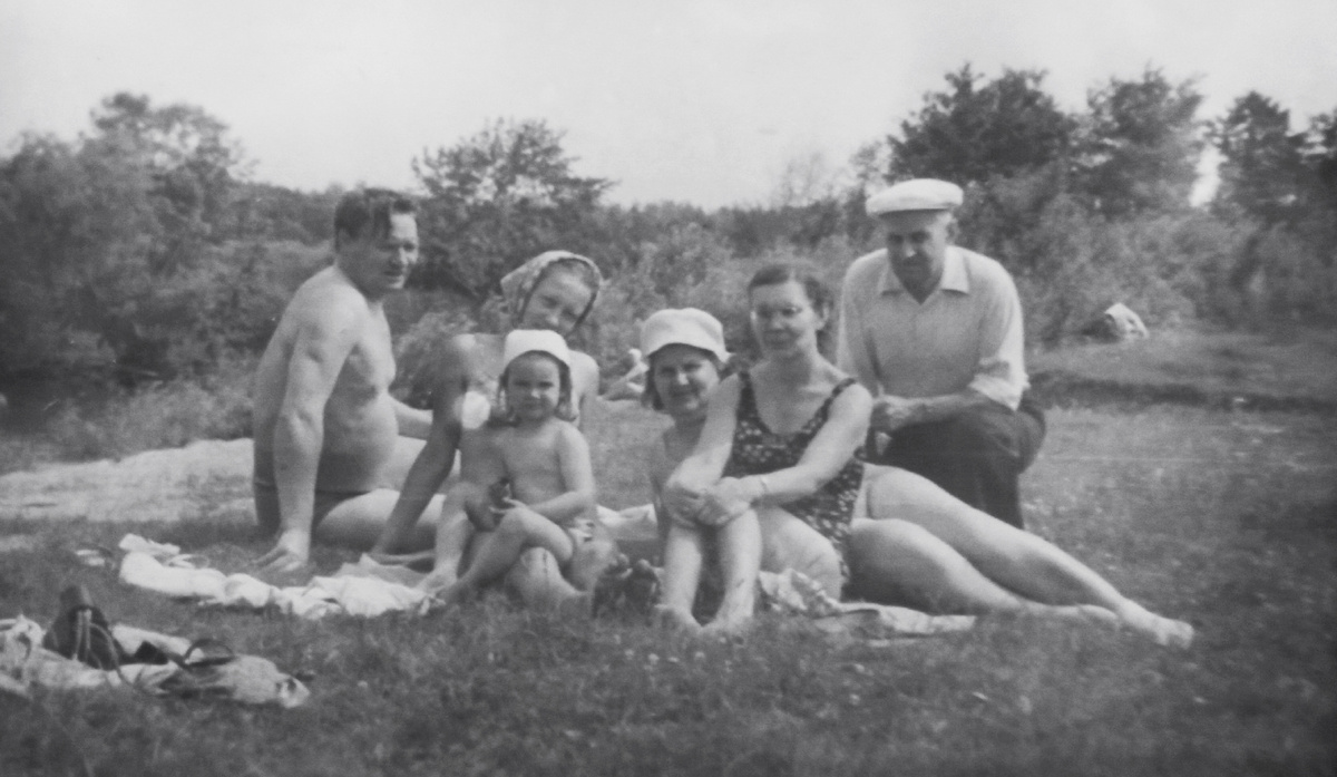 Я с родственниками на берегу речки Киржач. 