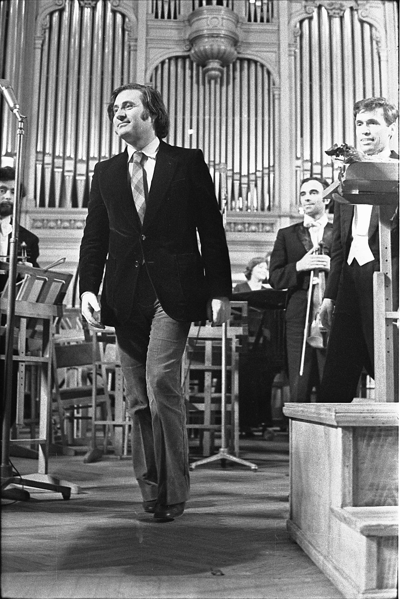 С.И. Хенкин. II-ой фестиваль советской музыки «Московская осень». А. Шнитке после исполнения его «Лабиринтов». Из фондов Российского национального музея музыки.