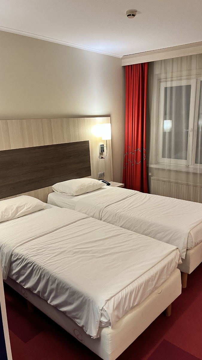 При желании всегда можно приобнять соседа)