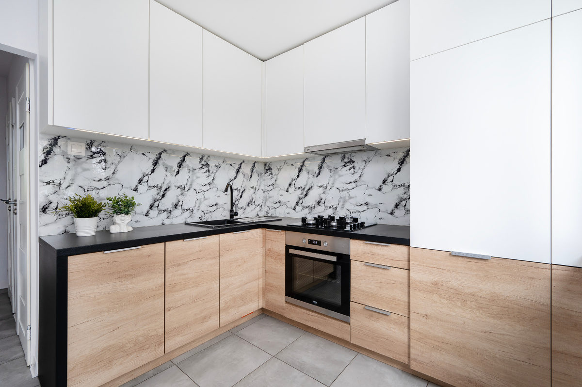 Пример кухонного гарнитура с фартуком из гибких самоклеящихся панелей VEROL. Артикул на WB: 391066661.